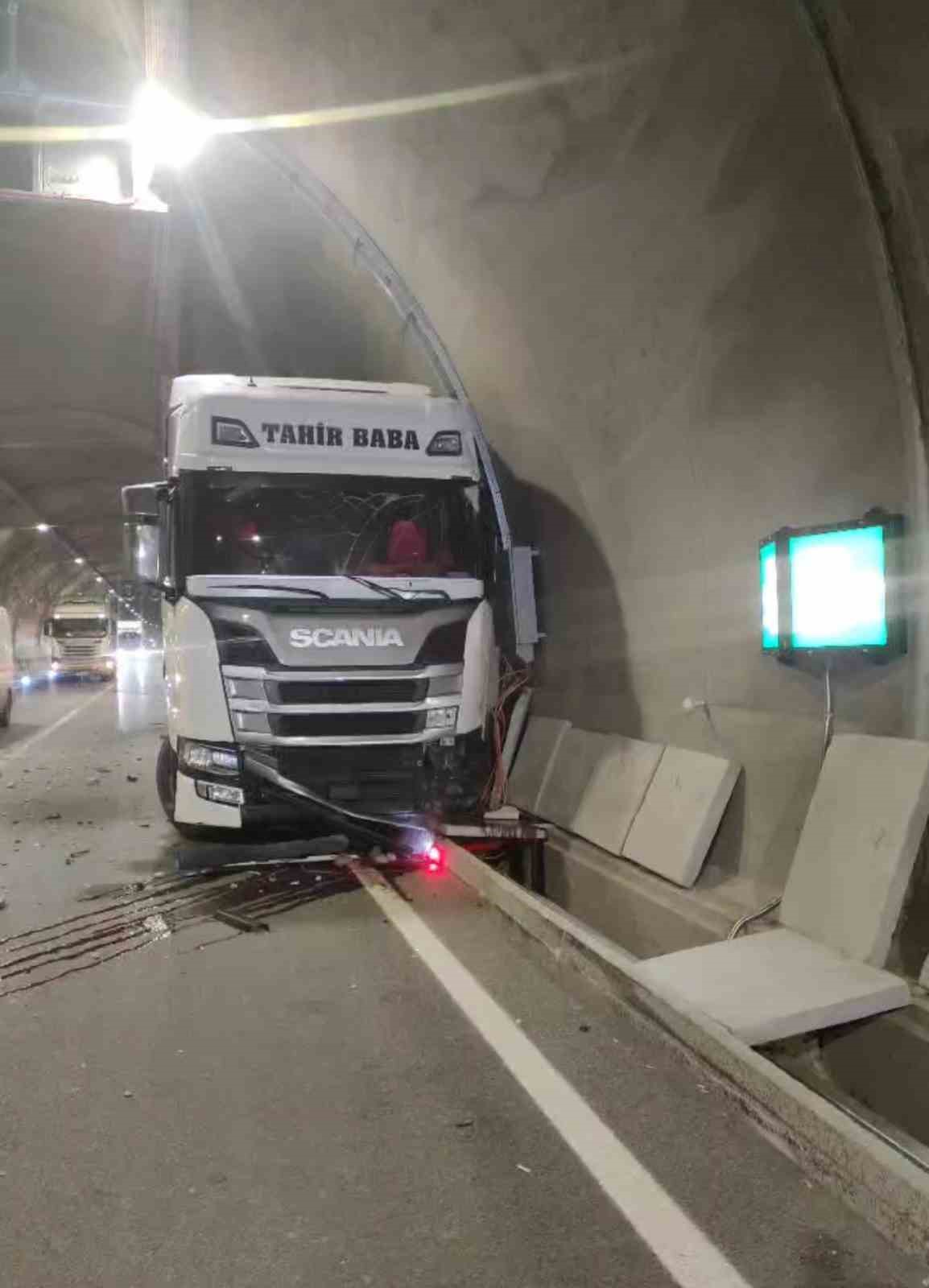 Yenik&ouml;pr&uuml; T&uuml;neli&rsquo;nde kaza: 1 yaralı
