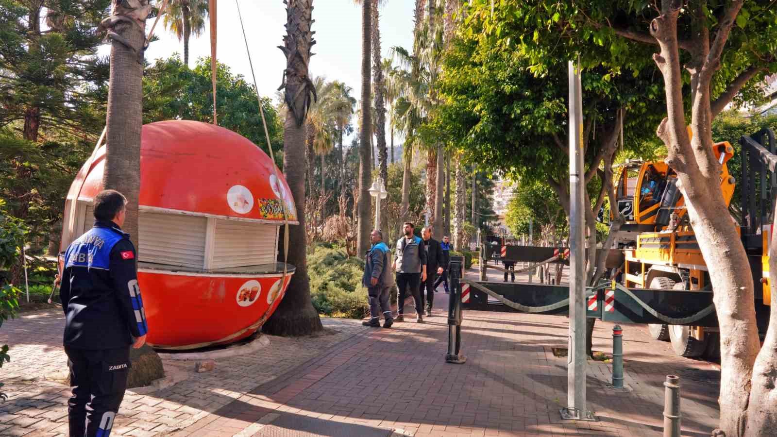 Alanya’da kaçak portakal büfeleri kaldırılıyor
