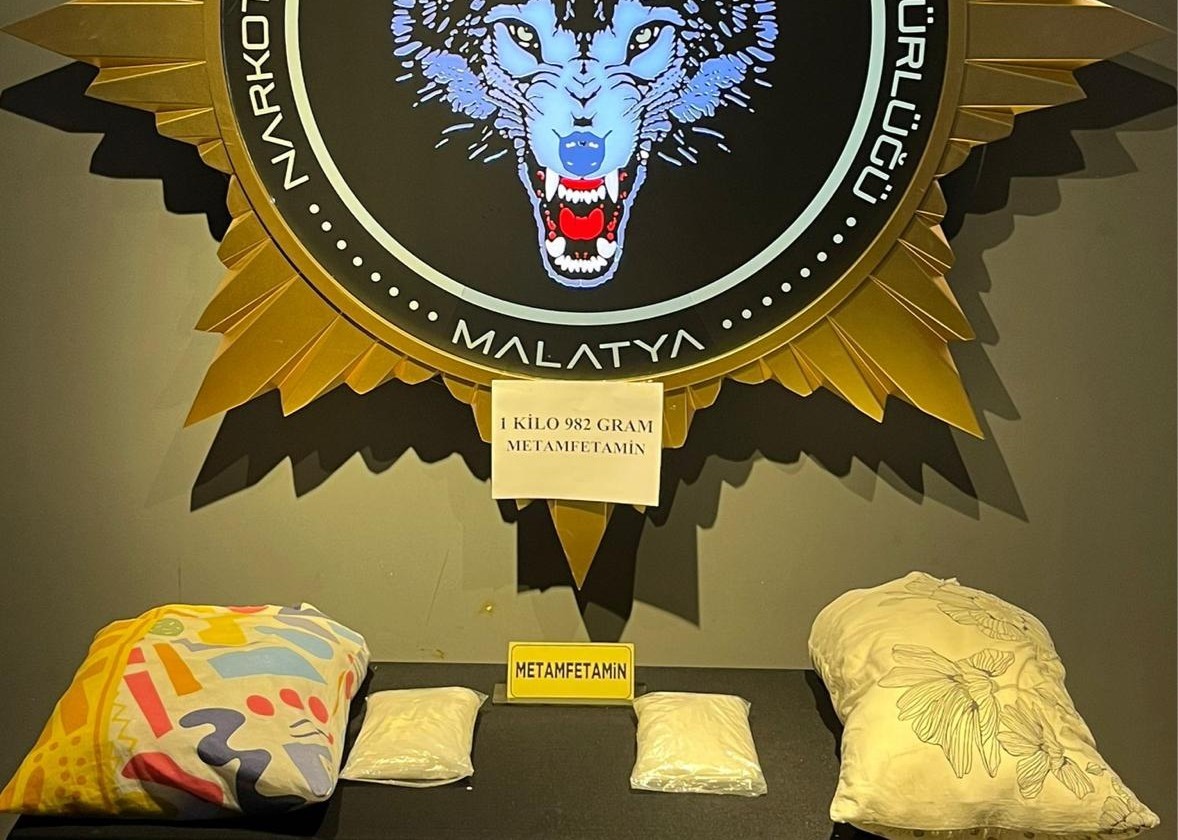 Yastık i&ccedil;erisinde 1 kilo 982 gram metamfetamin ele ge&ccedil;irildi
