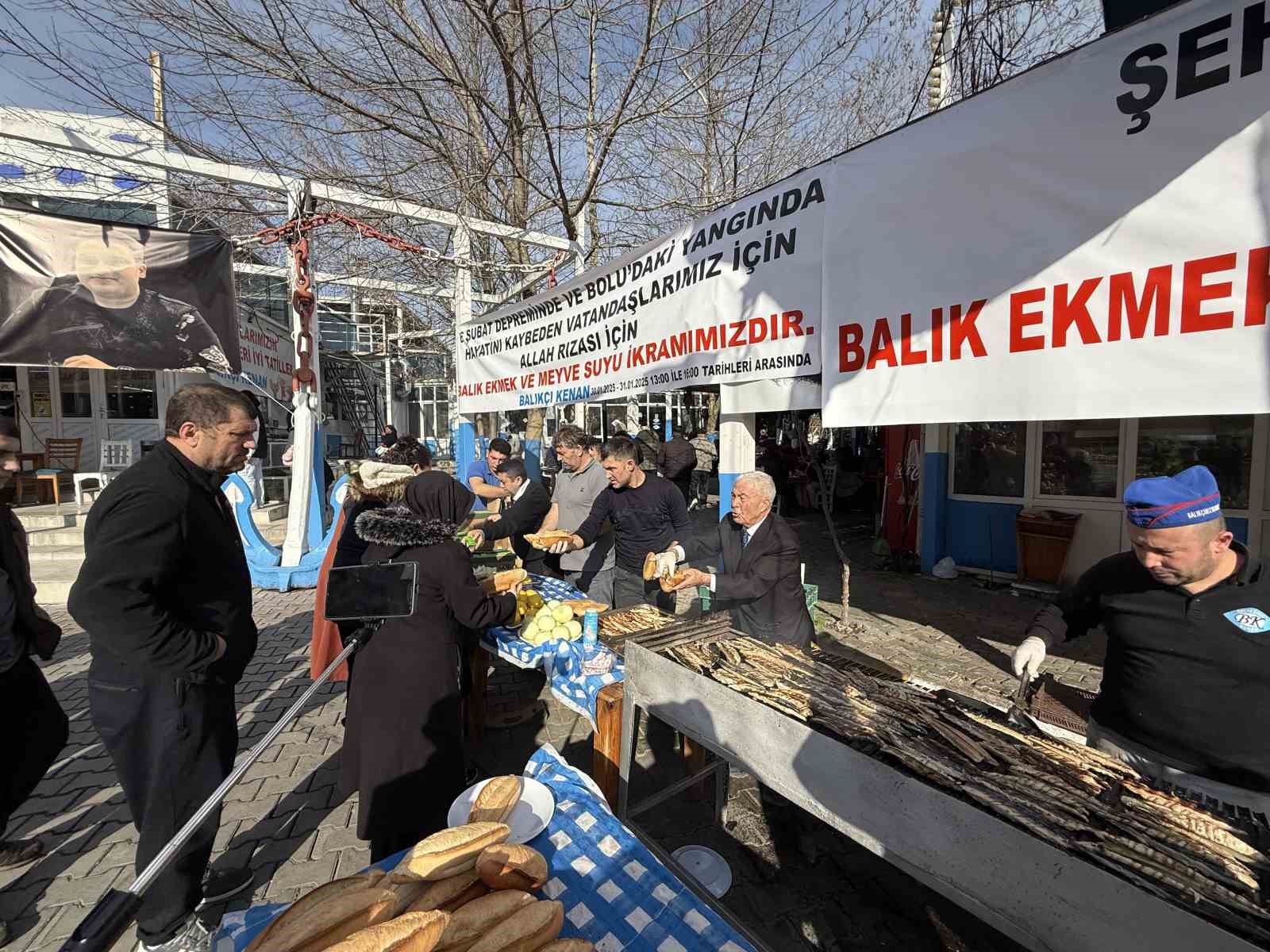 Beylikdüzü’nde kazada ölen torununun hayrı için yüzlerce balık ekmek dağıttı
