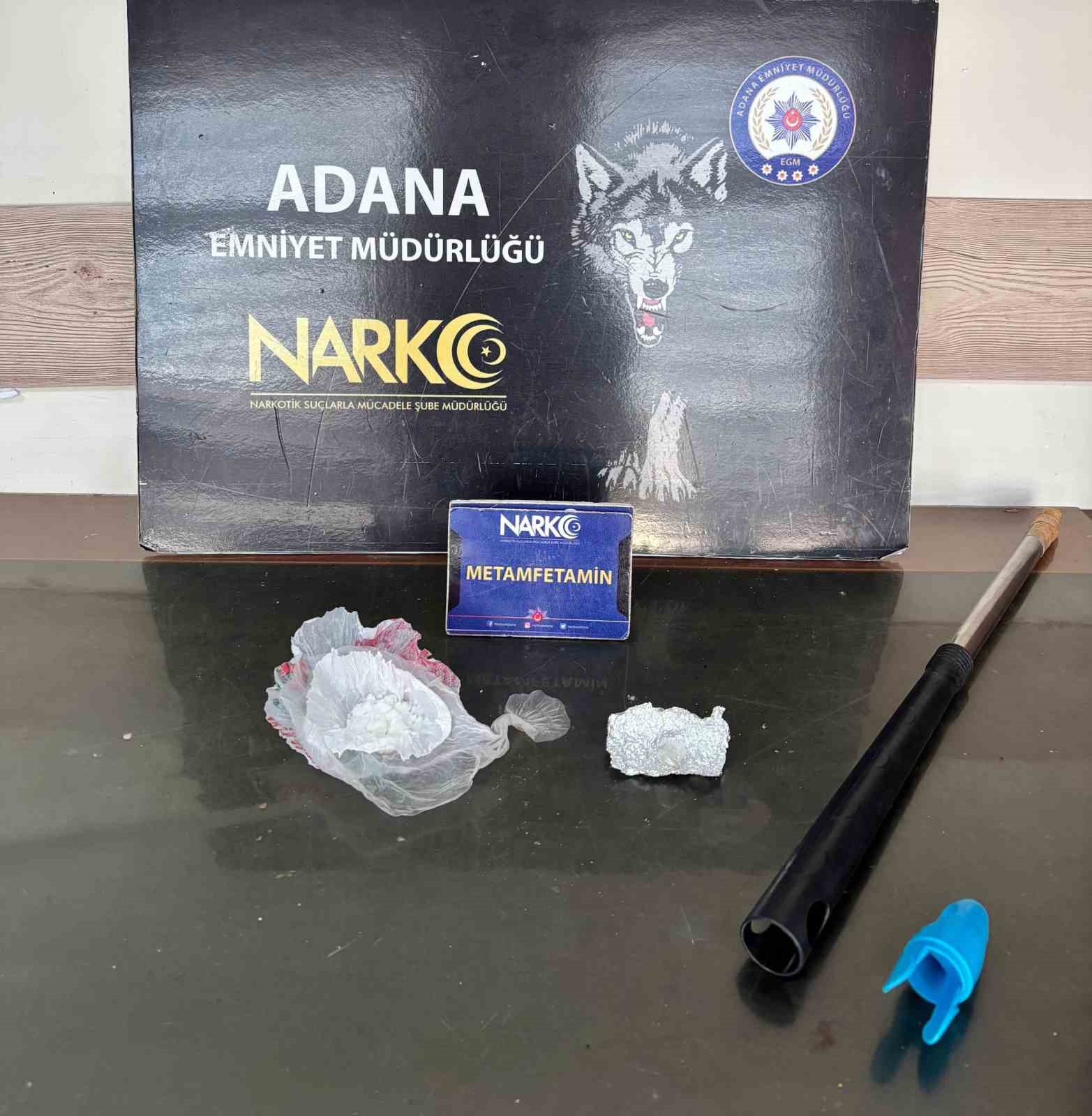 Süpürge sapında uyuşturucu ele geçirildi, 2 şüpheli tutuklandı