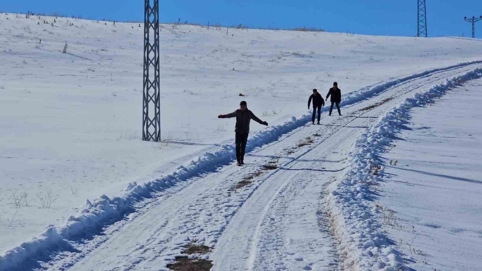 Öğrenciler sömestr tatilinde kızakla kayarak eğleniyor
