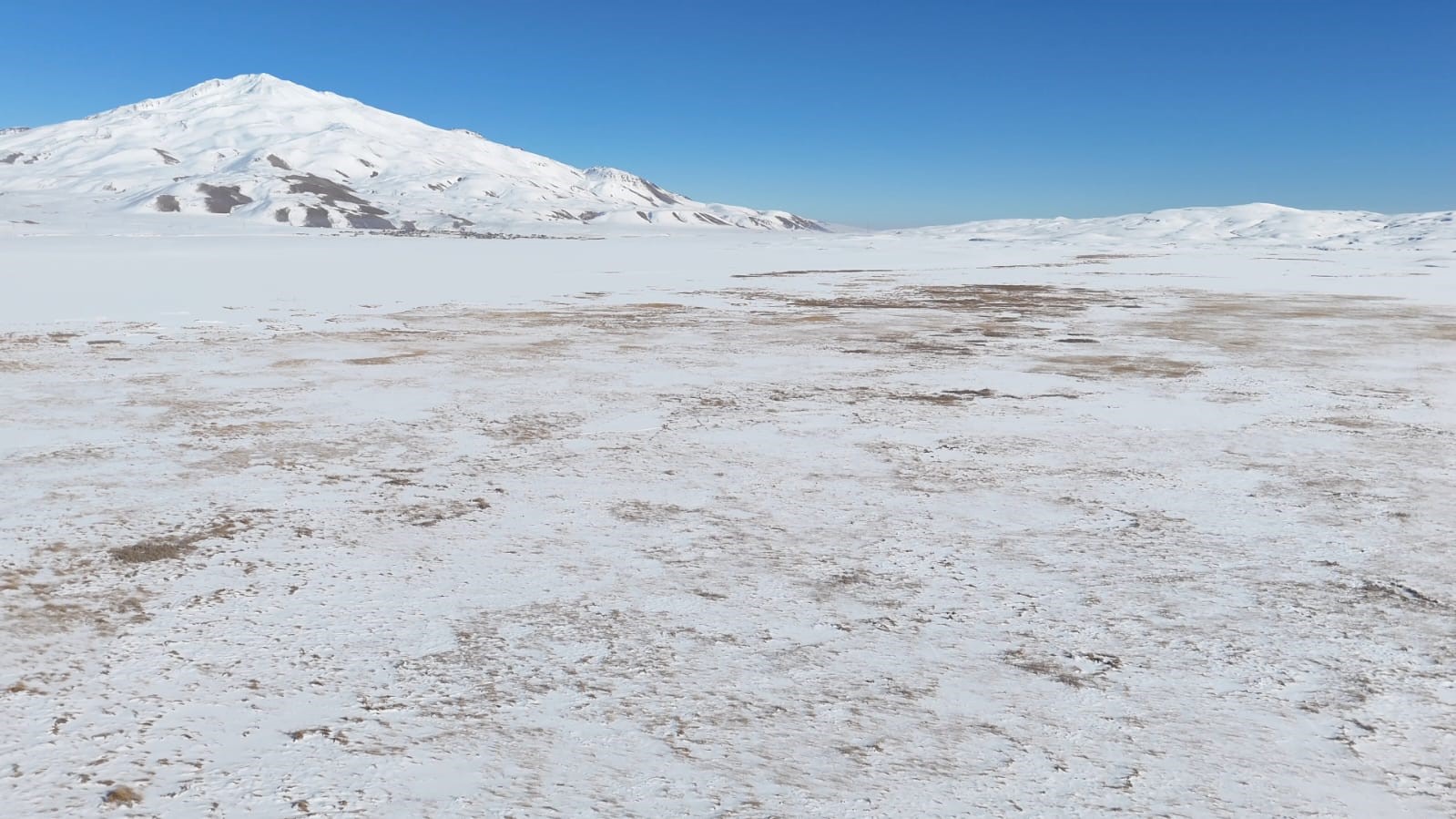 Bitlis’ye etkili olan soğuk havadan dolayı Cil Gölü’nün yüzeyi dondu
