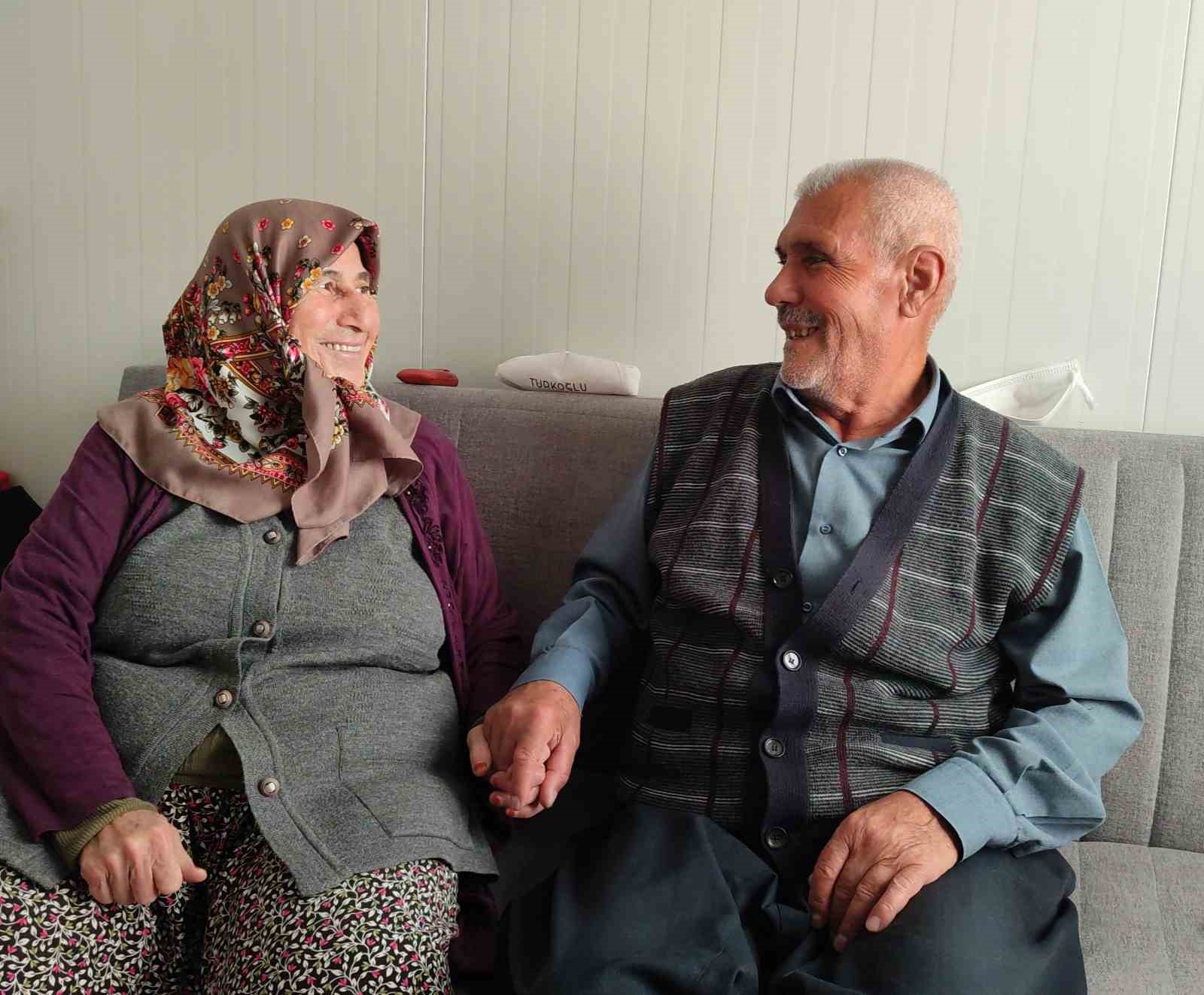 Depremzede çift, aşklarıyla örnek oluyor