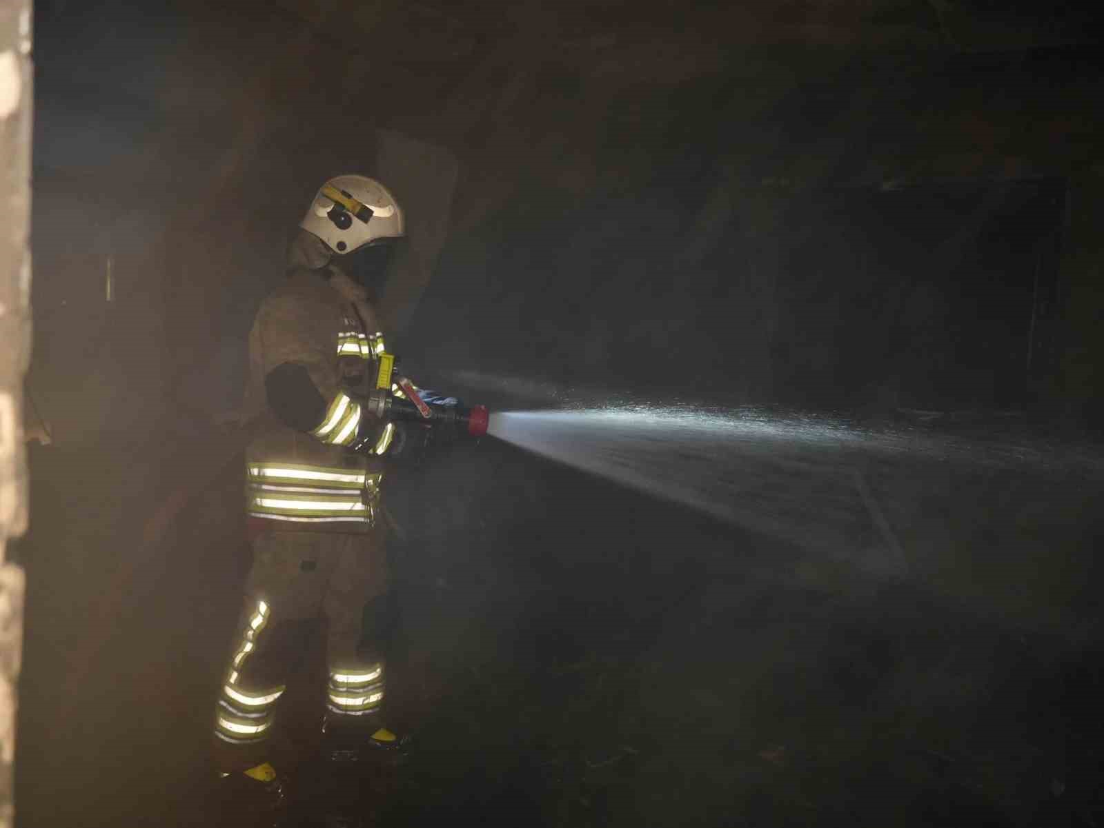 Düzce’de 2 katlı binada yangın çıktı