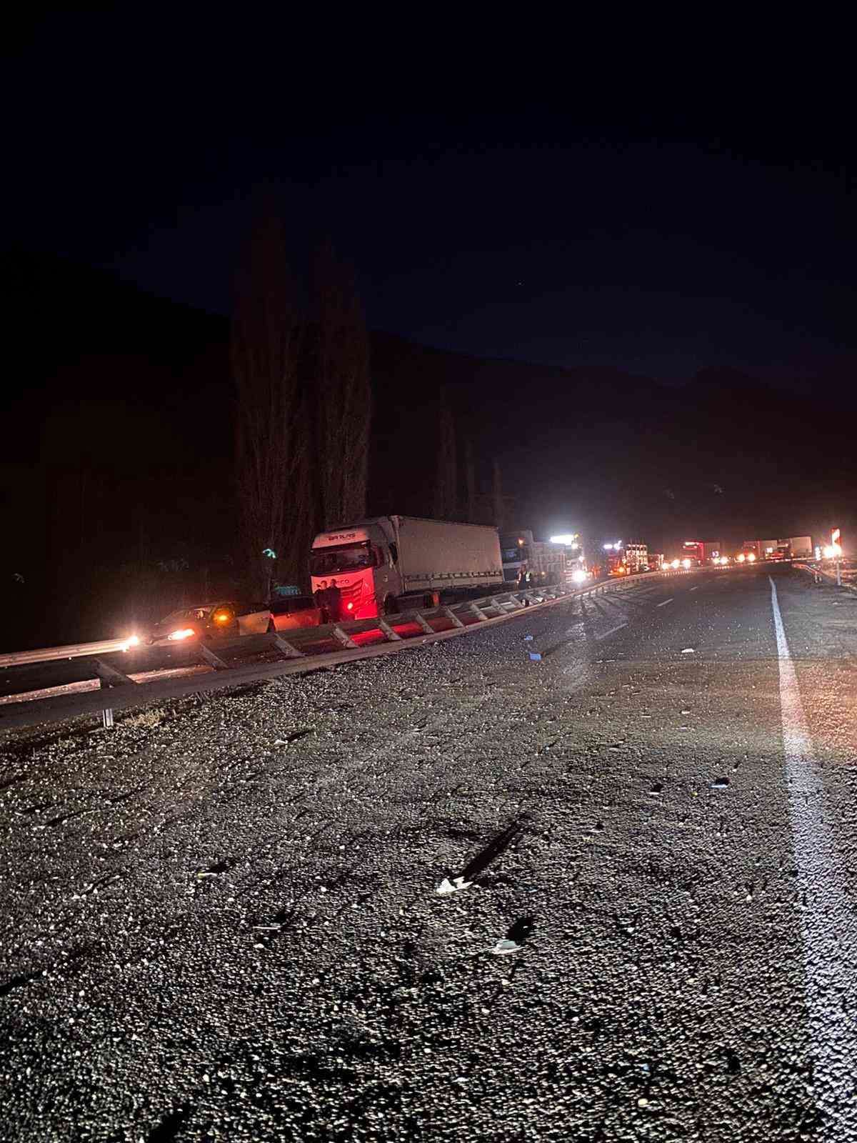 Tır ile panelvan ara&ccedil; &ccedil;arpıştı: 1 &ouml;l&uuml;, 3 yaralı
