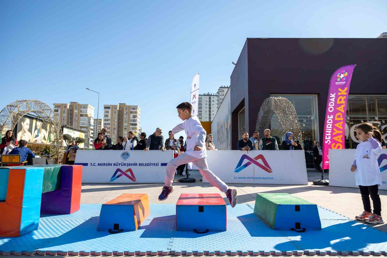 &rsquo;Sporbüs&rsquo; alışveriş merkezinde çocuklarla buluştu