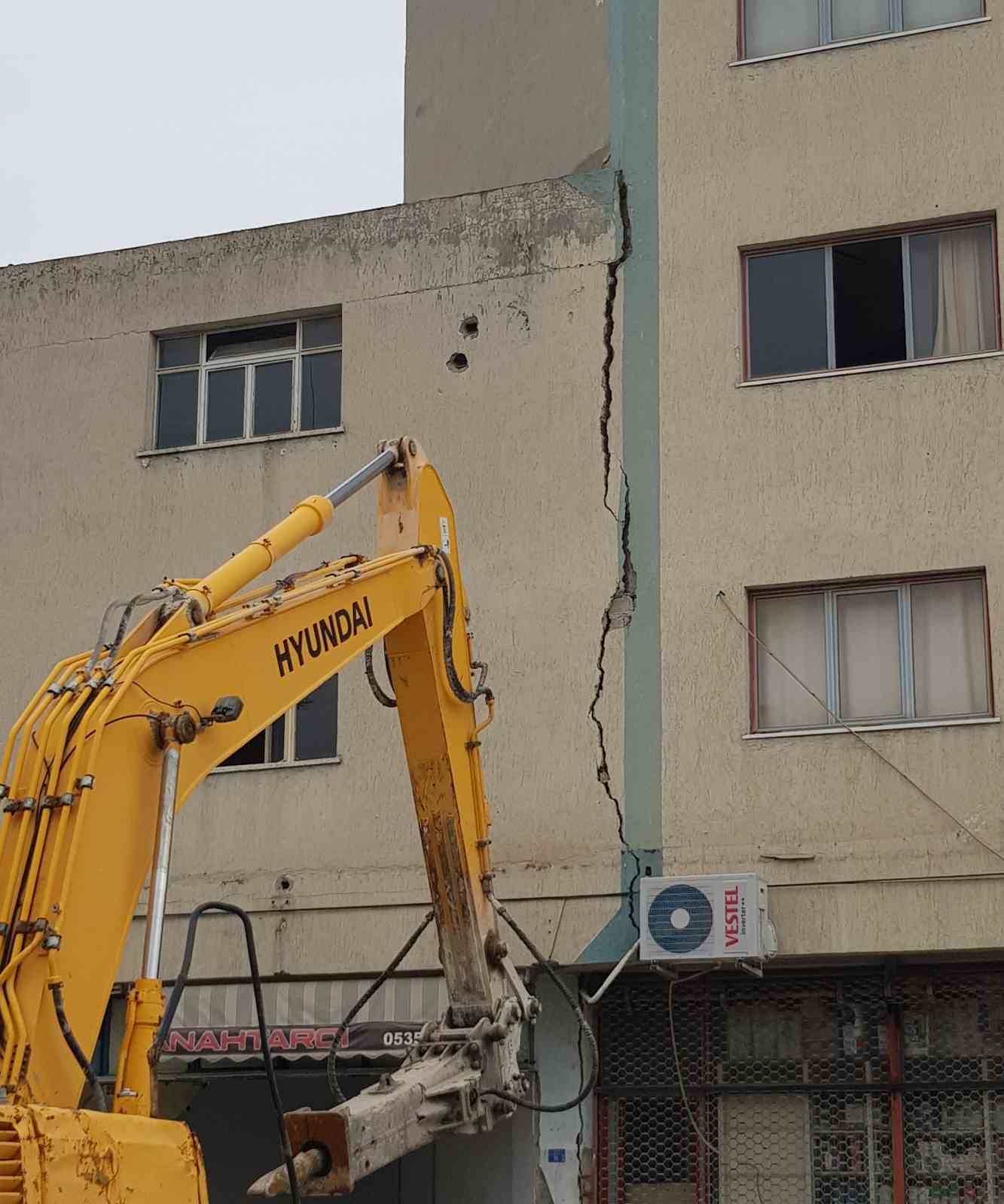 Temel kazısında hasar alınca iş makineleriyle desteklenen bina kontroll&uuml; olarak yıkıldı
