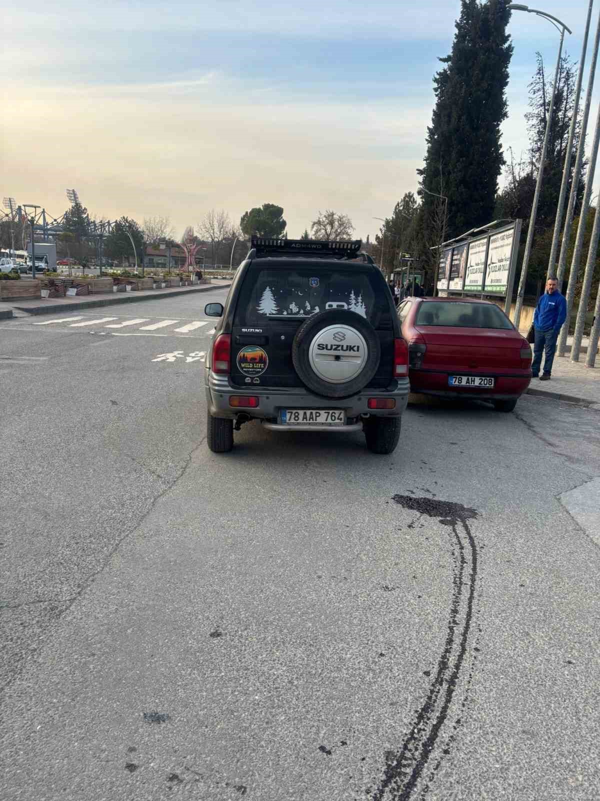 Ciple çarpışan otomobildeki 2 kişi yaralandı
