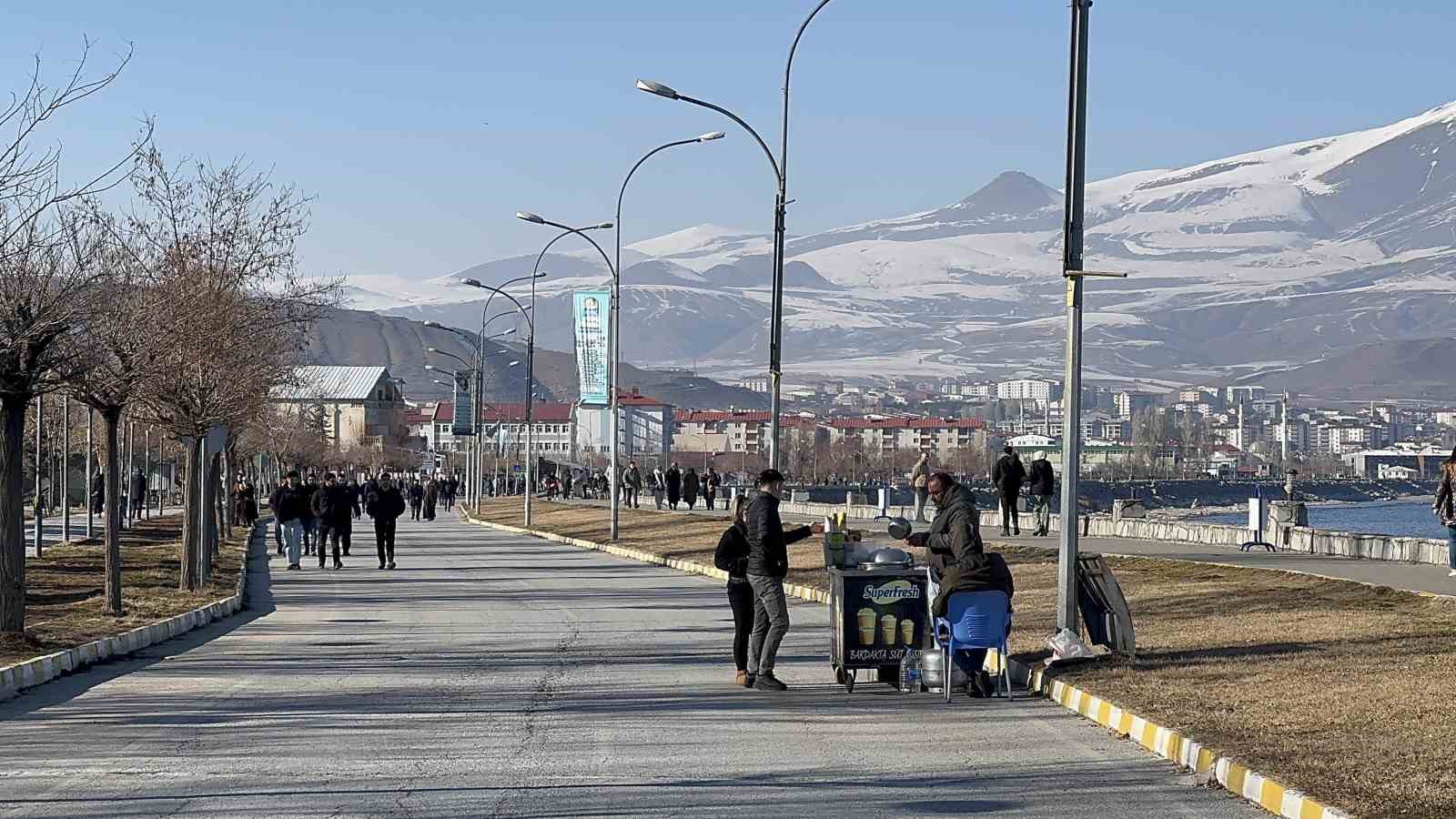 Tatvan’da güneşli havayı fırsat bilen vatandaşlar sahile akın etti
