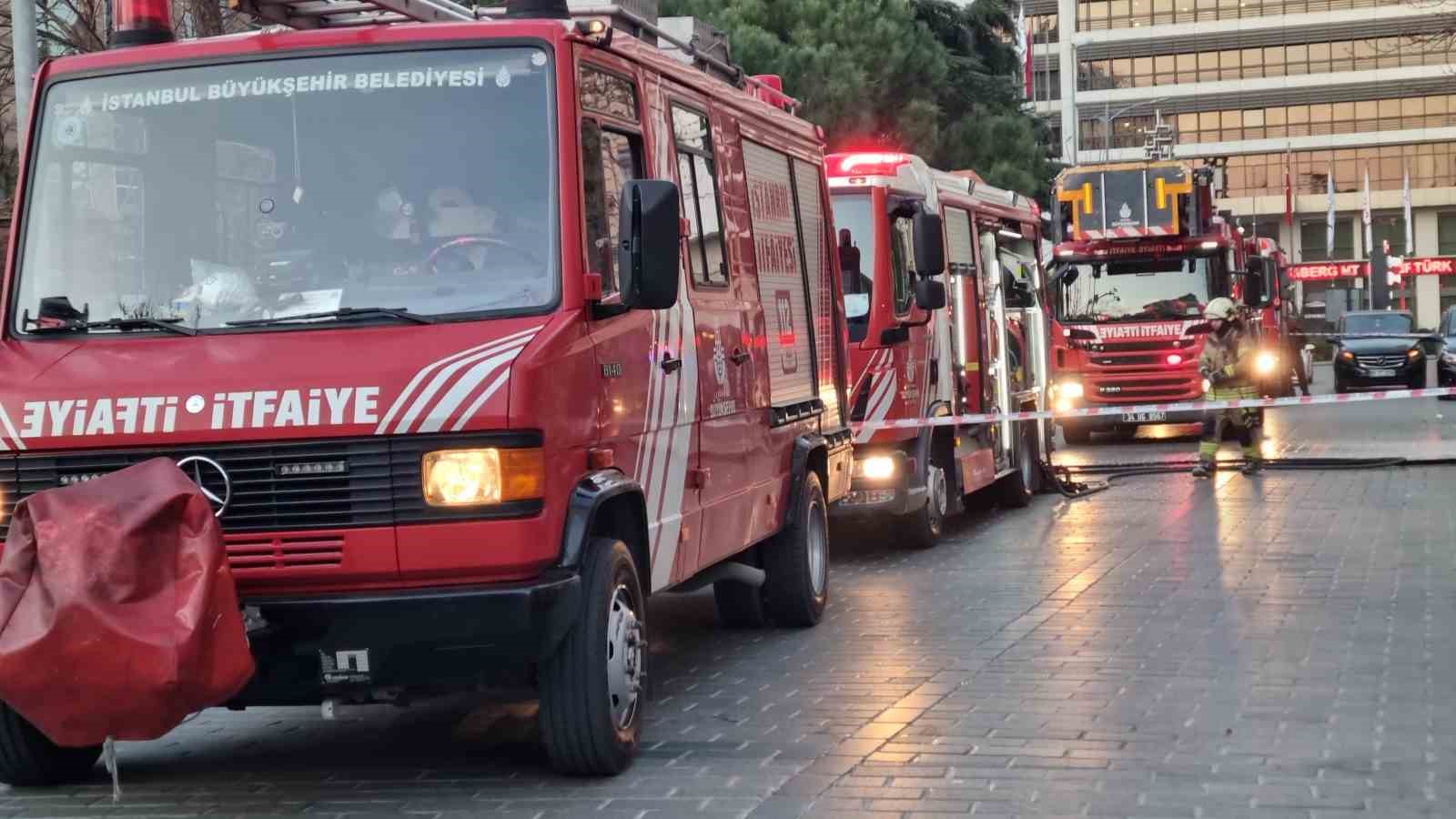 Beyoğlu’nda korkutan yangın kamerada
