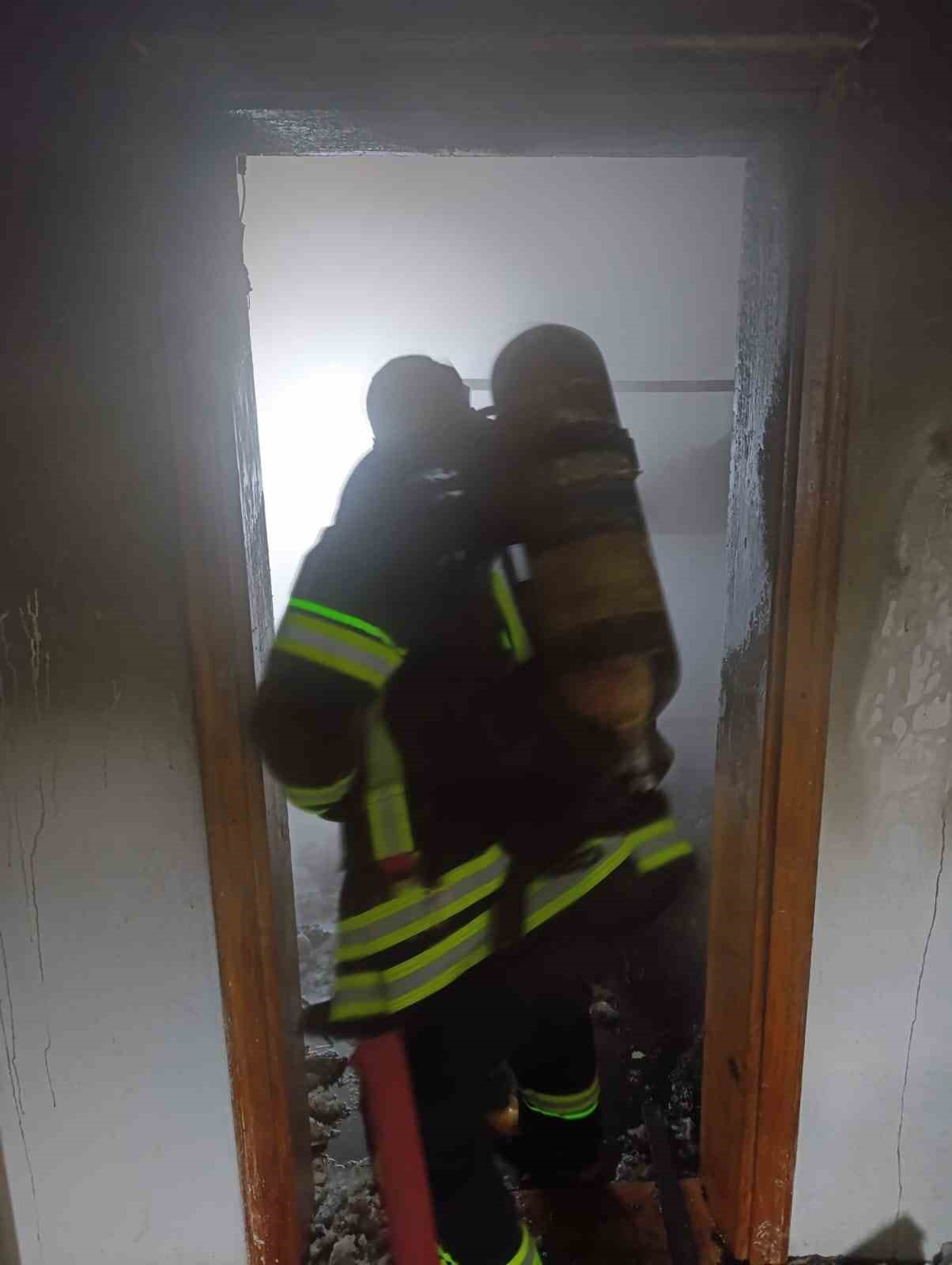 Tekman&rsquo;da ev yangını korkuttu
