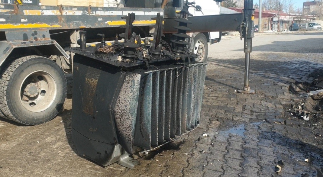 Başkale&rsquo;deki trafo yangınında fırın personeli b&uuml;y&uuml;k bir faciayı engelledi
