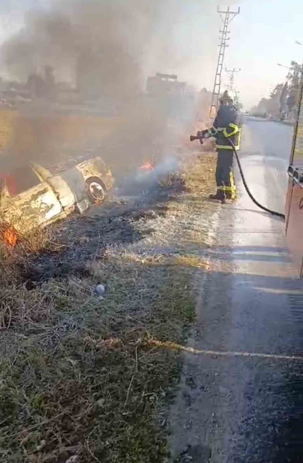 Adana&rsquo;da aracın yanması sonucu 1 kişi yaralındı
