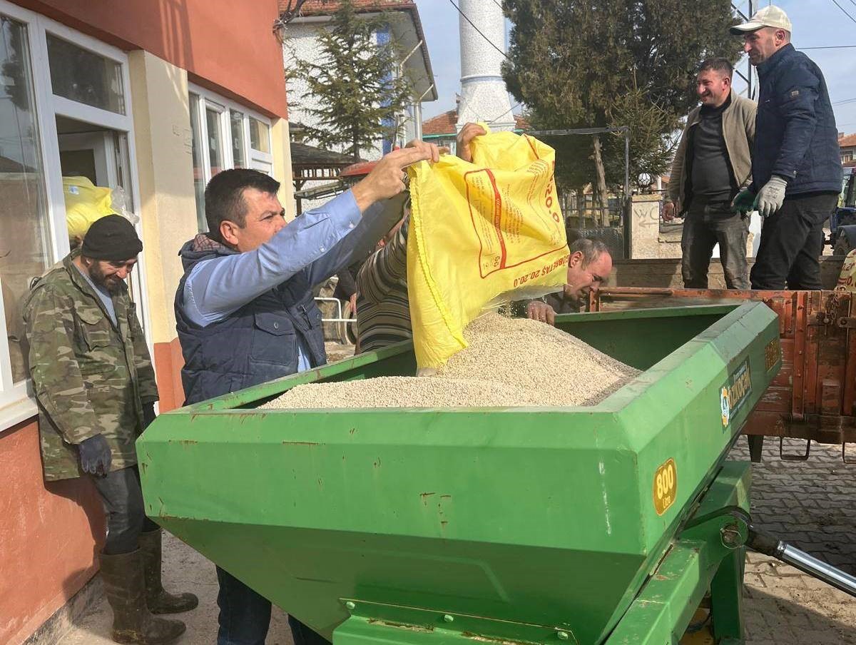 Altıntaş&rsquo;ta mera alanları i&ccedil;in 16 ton g&uuml;bre
