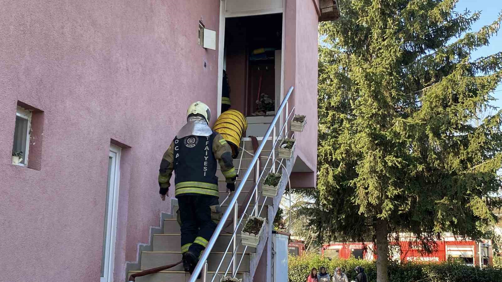 Yatak odasında yangın çıktı: 2 kişi dumandan etkilendi

