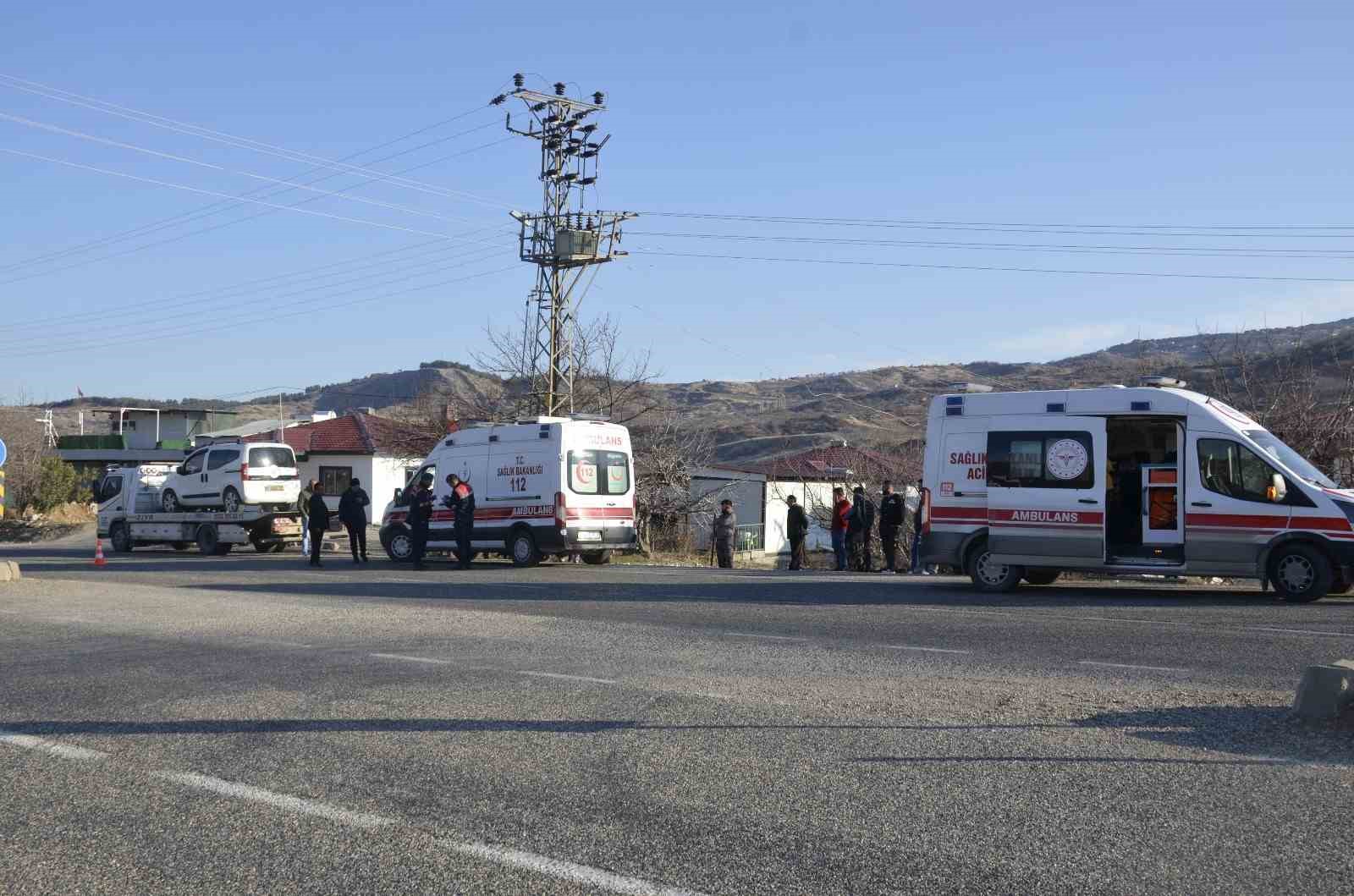 Adıyaman&rsquo;da 16 yaşındaki &ccedil;ocuğun kullandığı ara&ccedil; trafoya &ccedil;arptı: 3 yaralı
