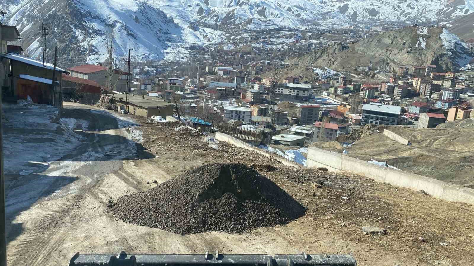 Hakkari&rsquo;de PMT ekipleri soğuk havaya aldırış etmeden &ccedil;alışmalarını s&uuml;rd&uuml;r&uuml;yor
