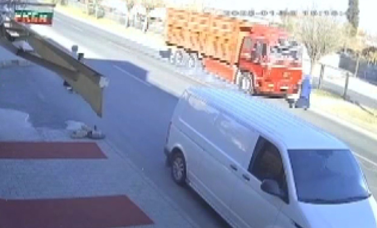 Şanlıurfa&rsquo;da kamyonun &ccedil;arptığı kadın &ouml;ld&uuml;

