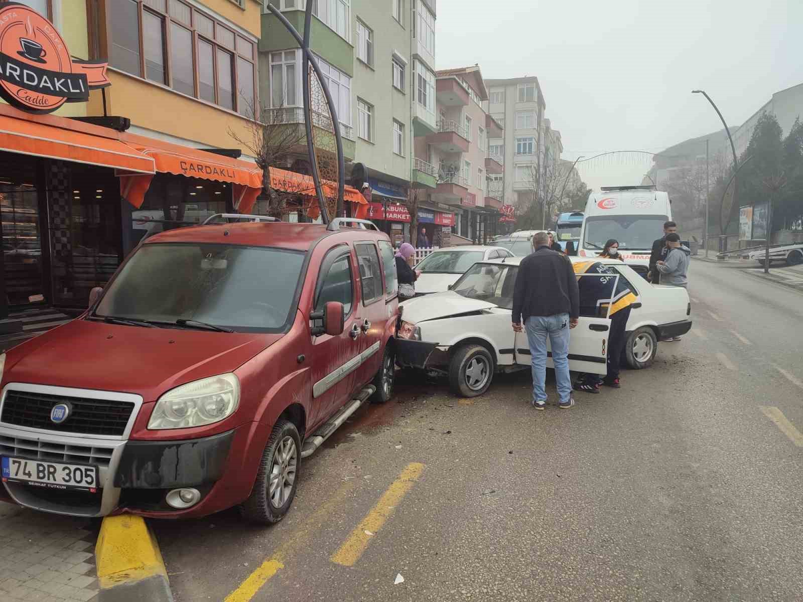 Otomobilin park halindeki ara&ccedil;lara &ccedil;arptığı kaza anı g&uuml;venlik kameralarına yansıdı
