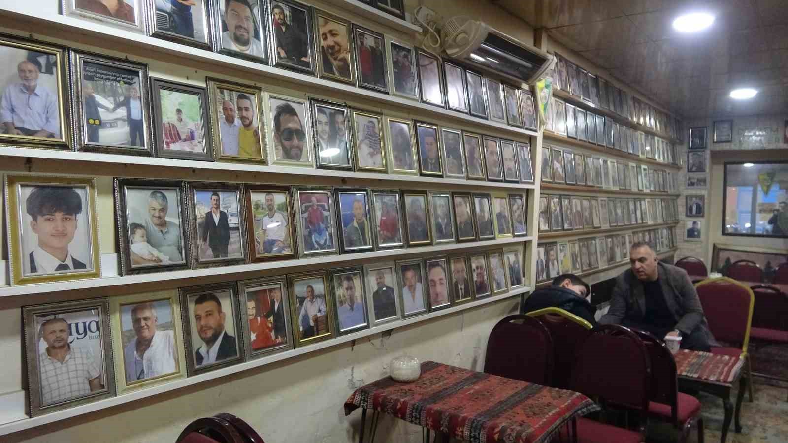 Çay ocağının duvarlarını deprem şehitlerinin fotoğrafları kapladı
