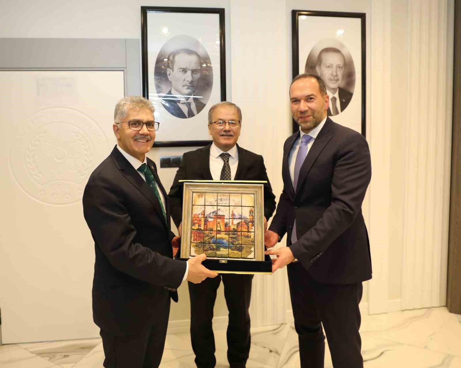 Emekli olan il m&uuml;d&uuml;rlerine veda yemeği
