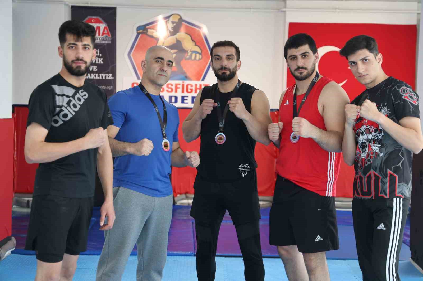 Elazığlı sporcular T&uuml;rkiye MMA Şampiyonasında madalyaları topladı
