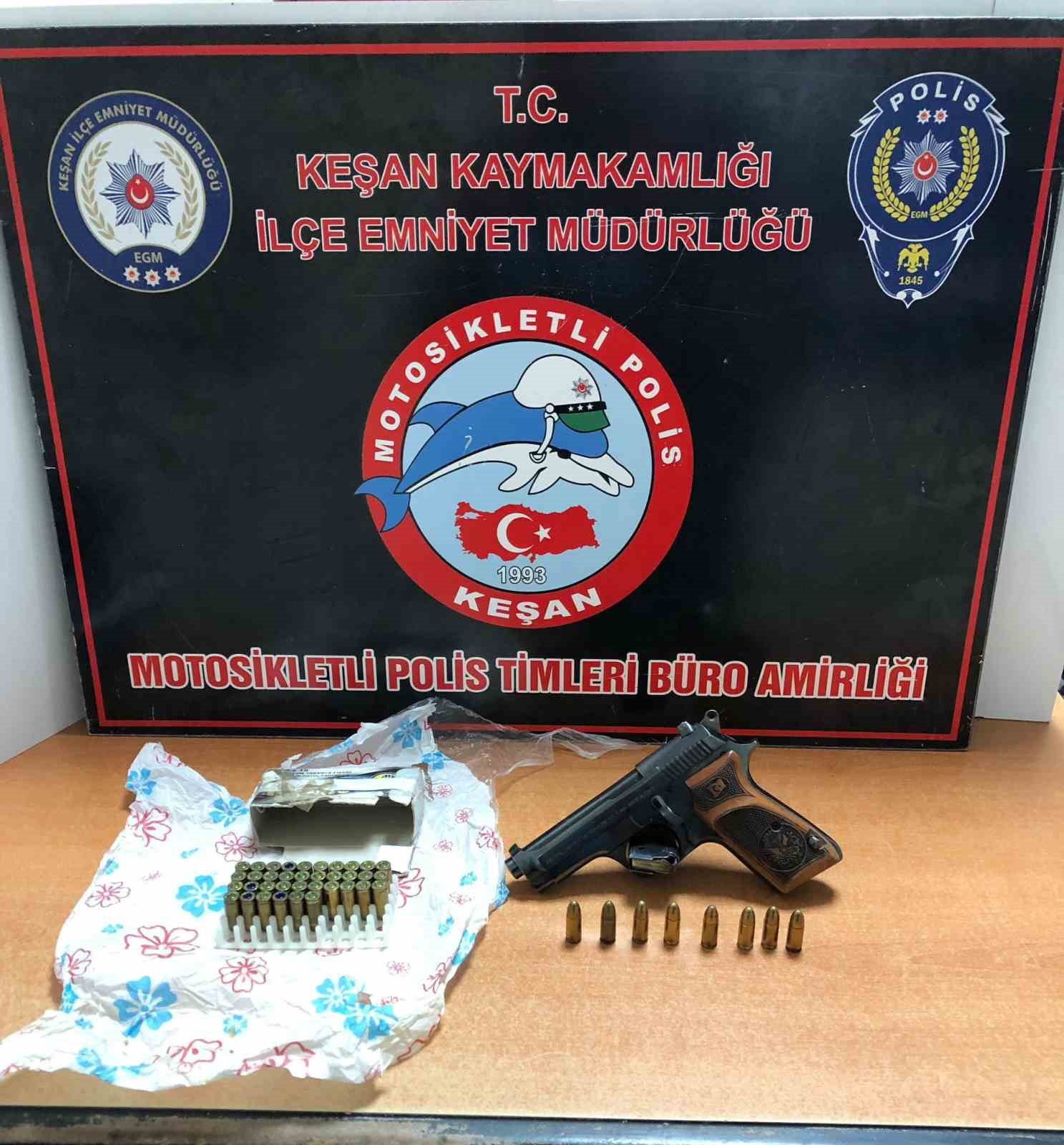 Keşan’da otomobilde yapılan kontrolde ruhsatsız tabanca ele geçirildi