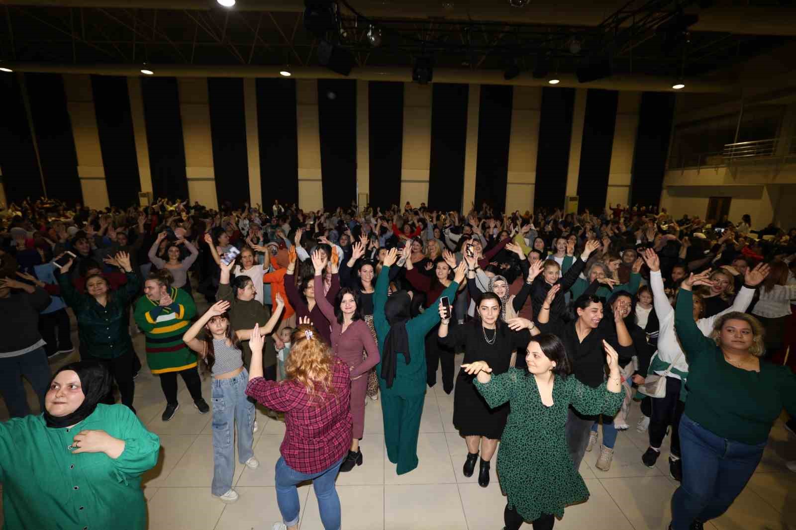 Manisalı kadınlar g&ouml;n&uuml;llerince eğlendi
