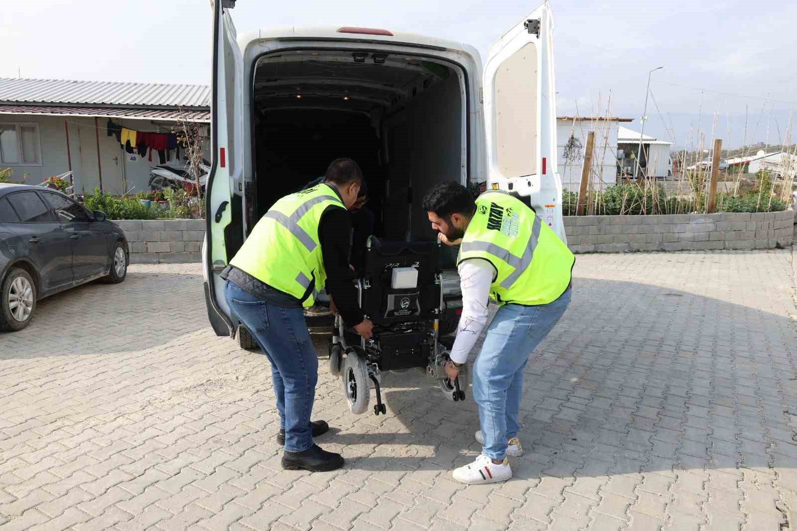 36 saat enkaz altında kalarak yaşama tutunan Türkan’ın hayatı hediye edilen tekerlekli sandalyeyle kolaylaştı