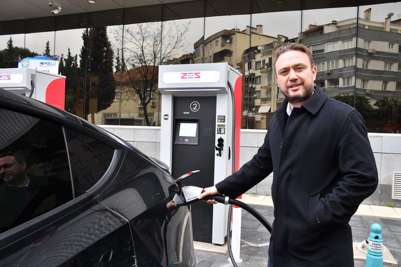 Manisa B&uuml;y&uuml;kşehir Belediyesi ilk elektrikli ara&ccedil; şarj istasyonunu kurdu
