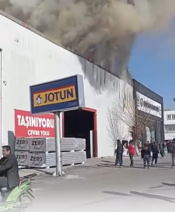 Batman’da alüminyum profil üretimi yapılan iş yerinde yangın