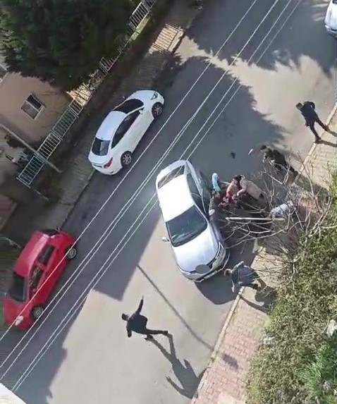 Kendisini bıçaklayan eski kocasını mahallelinin elinden aldı: 