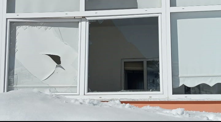 Sis Dağı’nda yiyecek bulamayan ayılar evlere zarar verdi