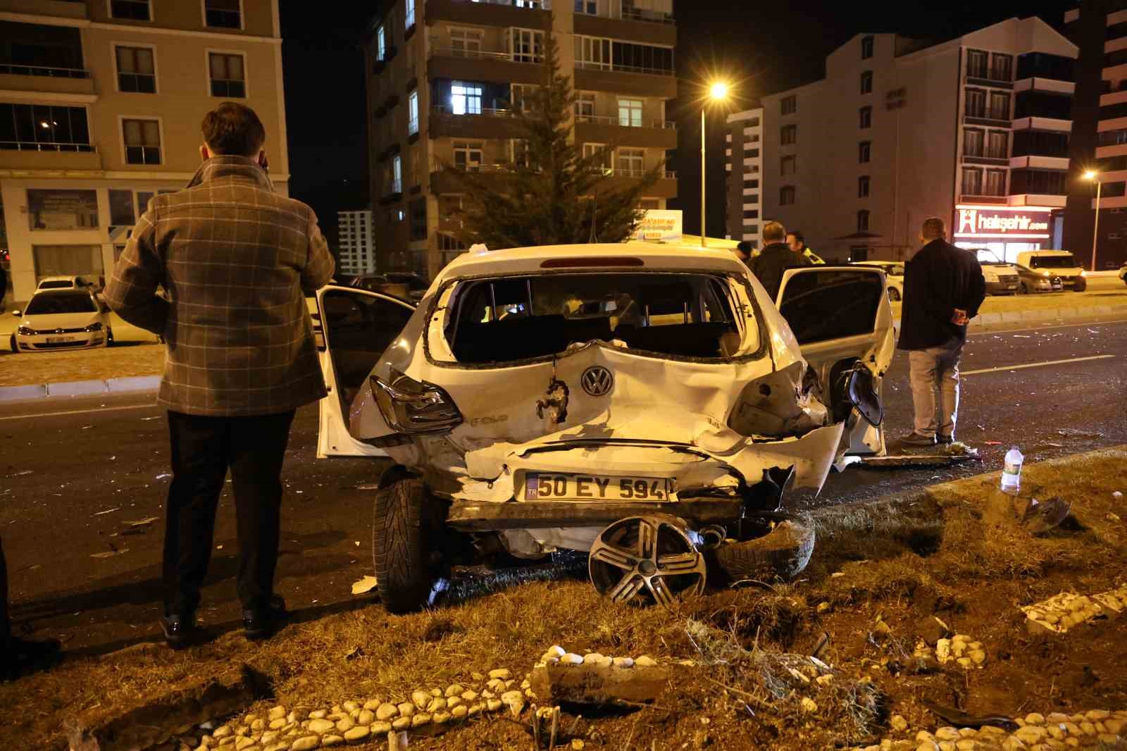 Kaza yaptı, yaralı arkadaşlarını bırakıp kaçtı