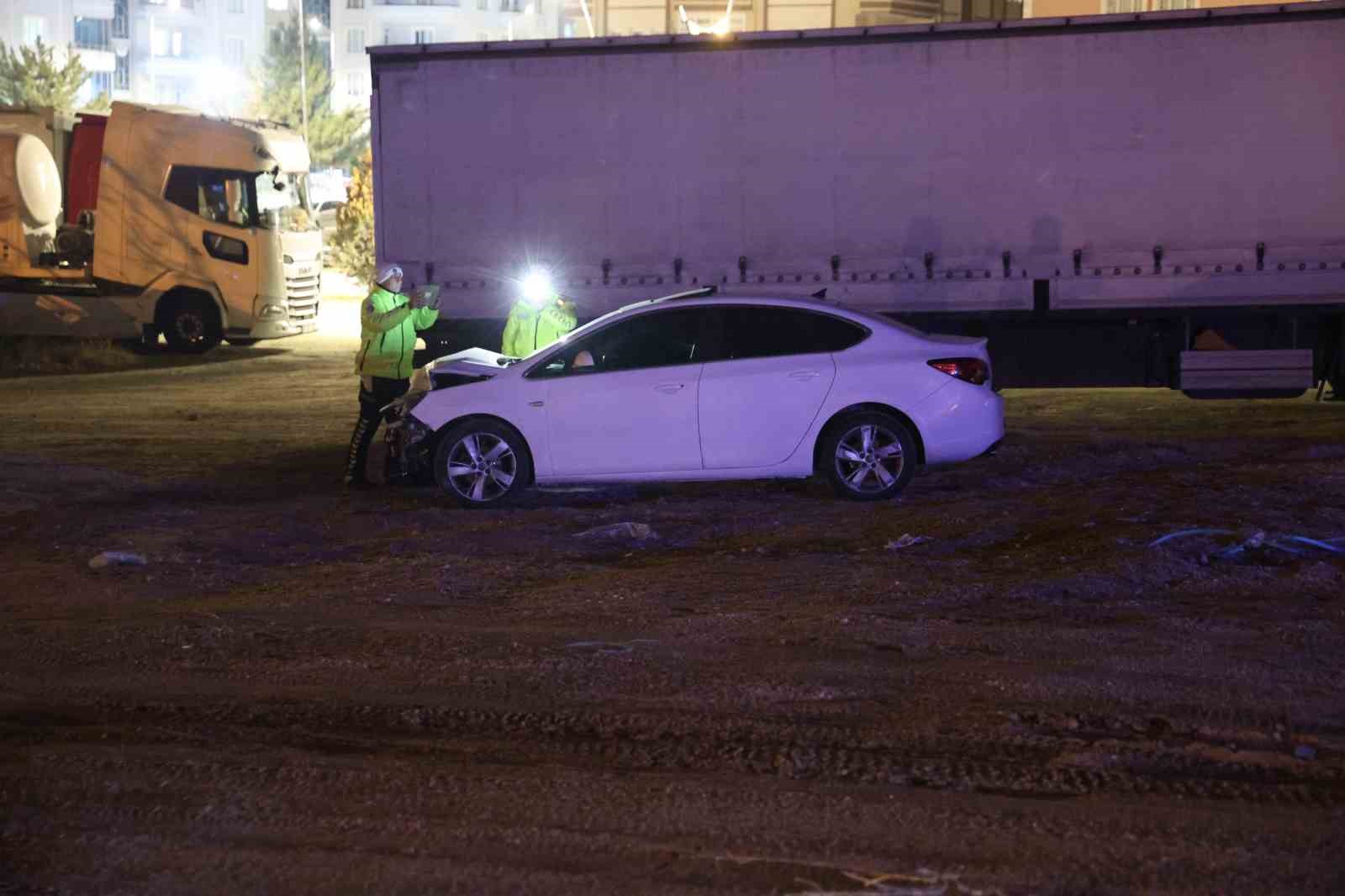 Kaza yaptı, yaralı arkadaşlarını bırakıp kaçtı
