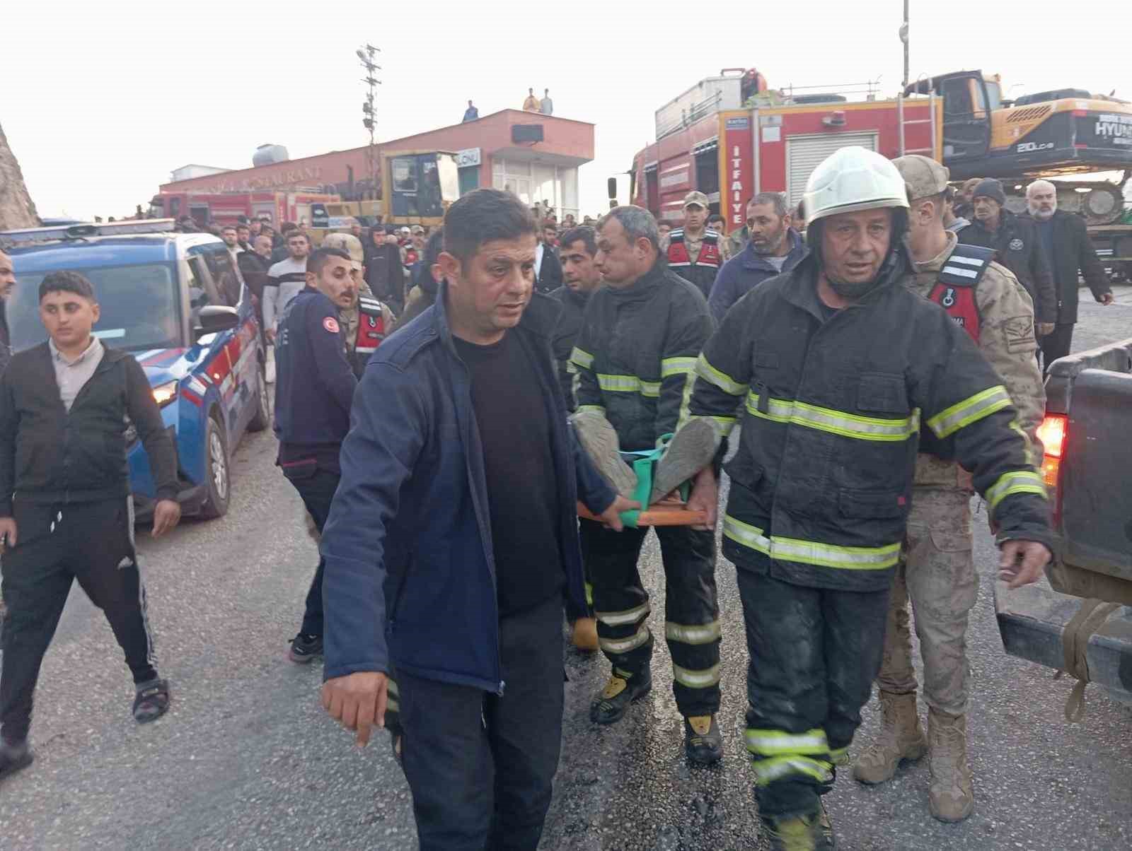 Freni arızalanan iş makinası yüklü tır, iş yerine daldı