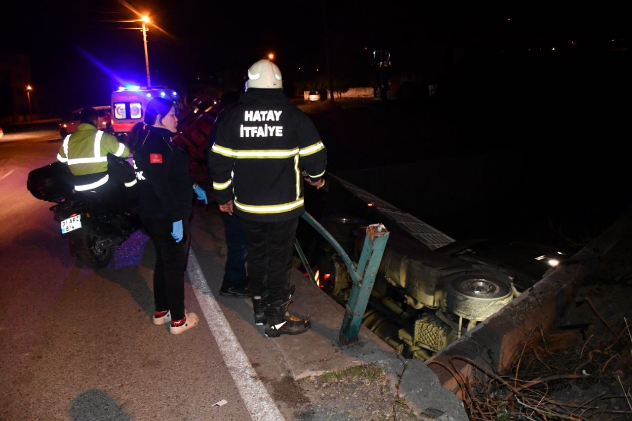 Köprüden uçan tırın sürücüsü aracı bırakıp kayıplara karıştı
