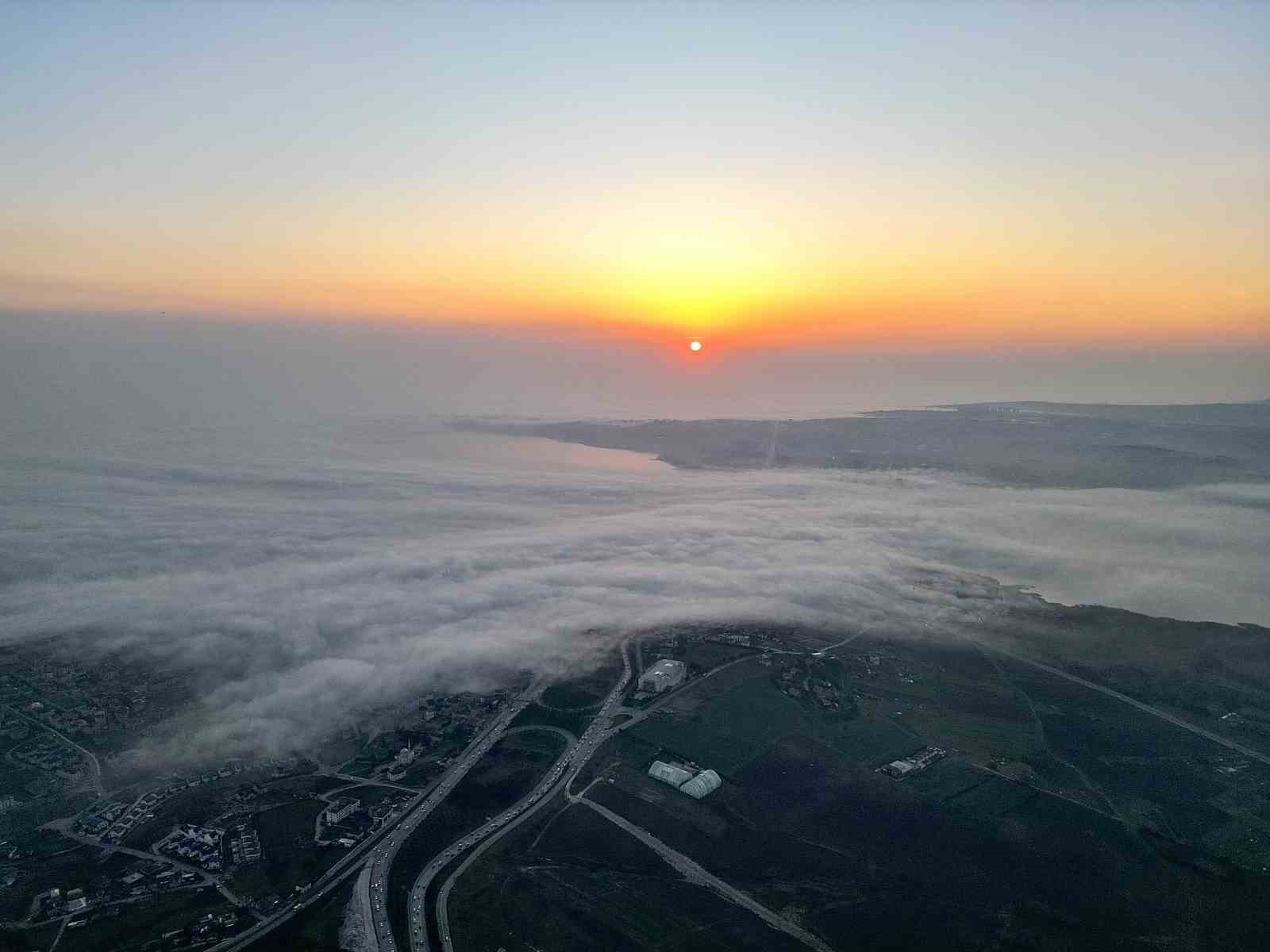 Büyükçekmece’de sis içinde gün batımı kartpostallık manzara oluşturdu