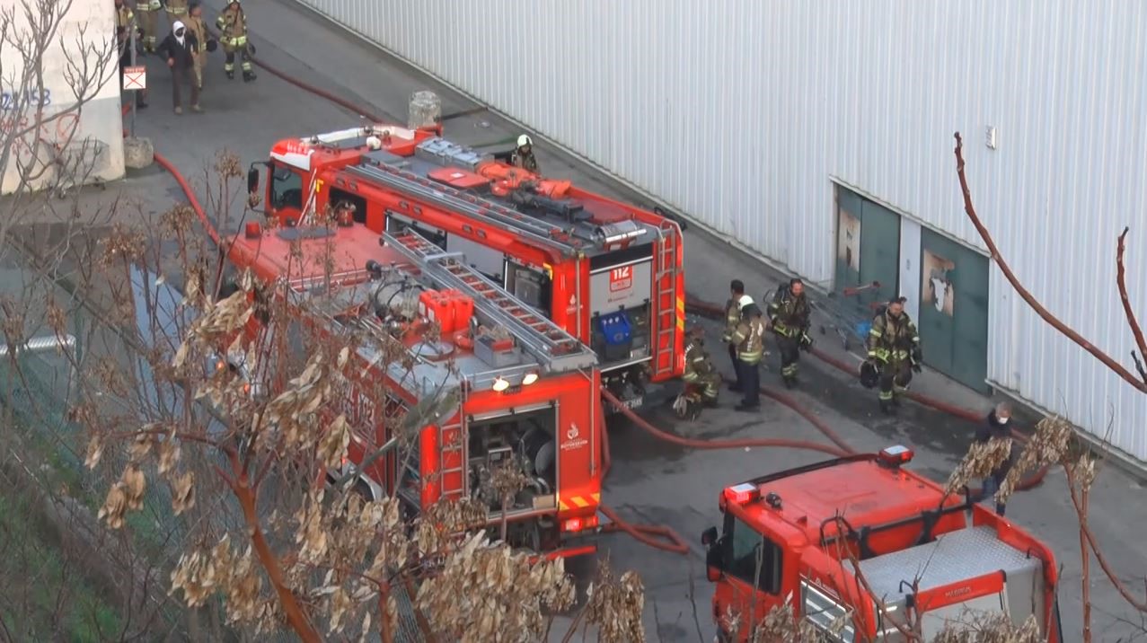 Esenyurt’ta AVM deposunda yangın paniği
