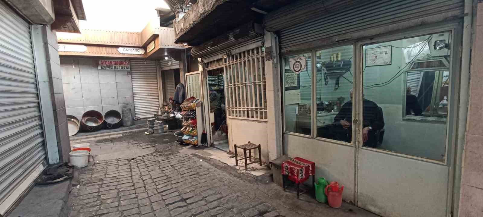 45 yılık berber eski el makinesiyle tıraş yapmaya devam ediyor
