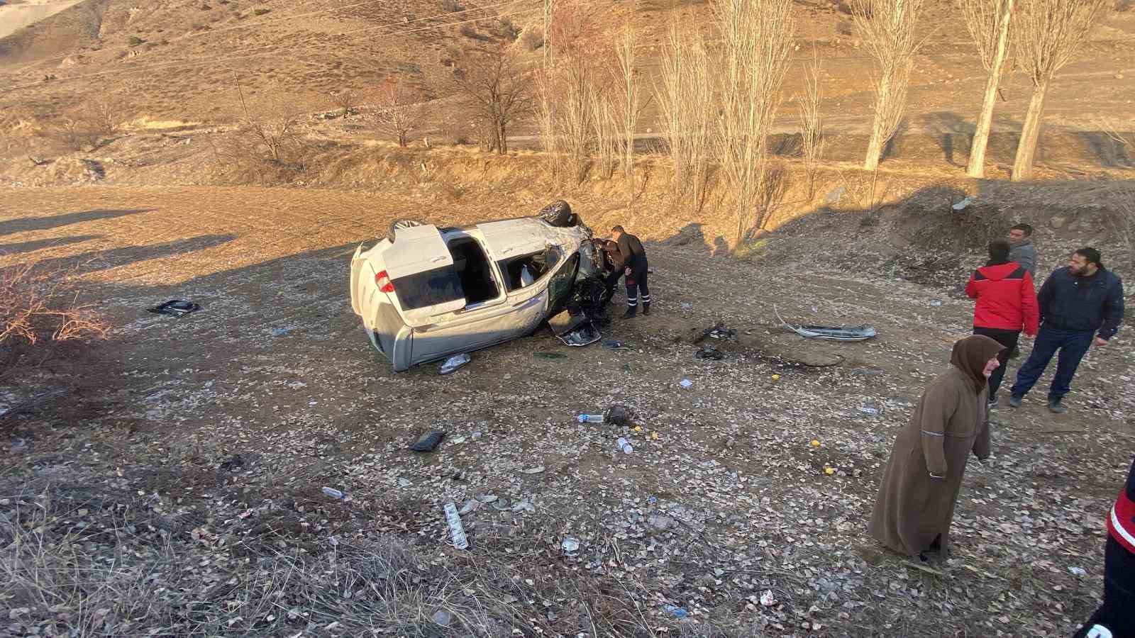 Erzincan’da otomobil şarampole devrildi: 4 yaralı