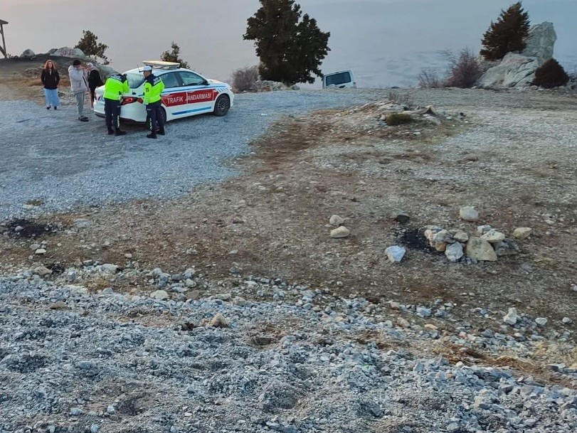 Freni boşalan araç kayalıklarda asılı kaldı