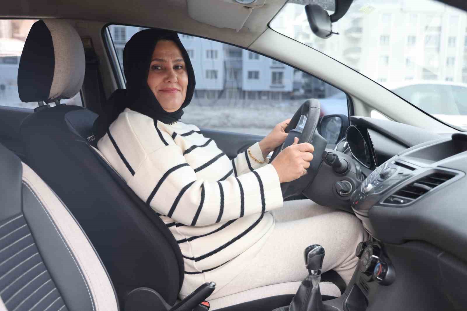 Kadın sürücüler trafik korkularına kadın eğitmenle son veriyor