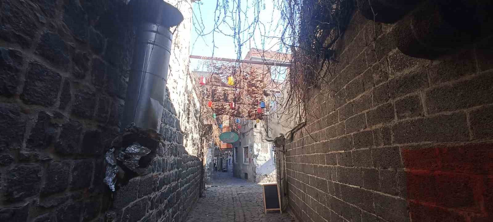 Baca boruları Diyarbakır’ın tarihi sokaklarını bozuyor