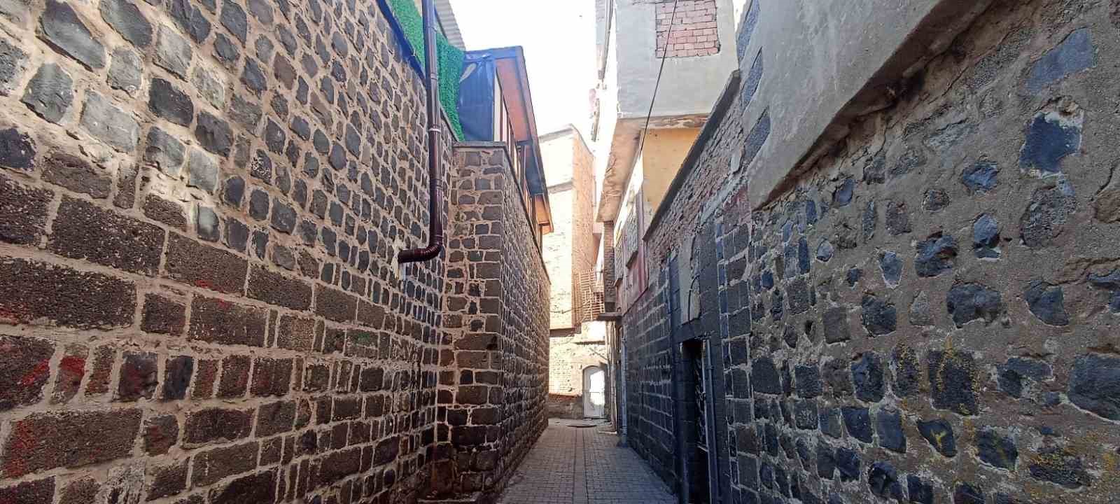 Baca boruları Diyarbakır’ın tarihi sokaklarını bozuyor