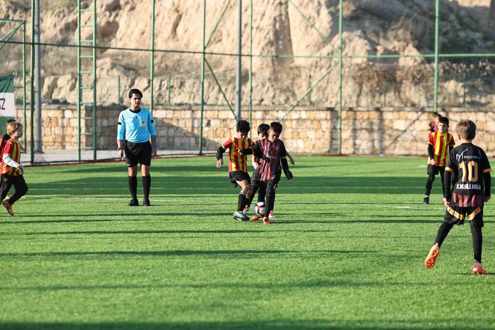 Başkan Doğan s&ouml;mestr futbol turnuvasının kazananlarını &ouml;d&uuml;llendirdi
