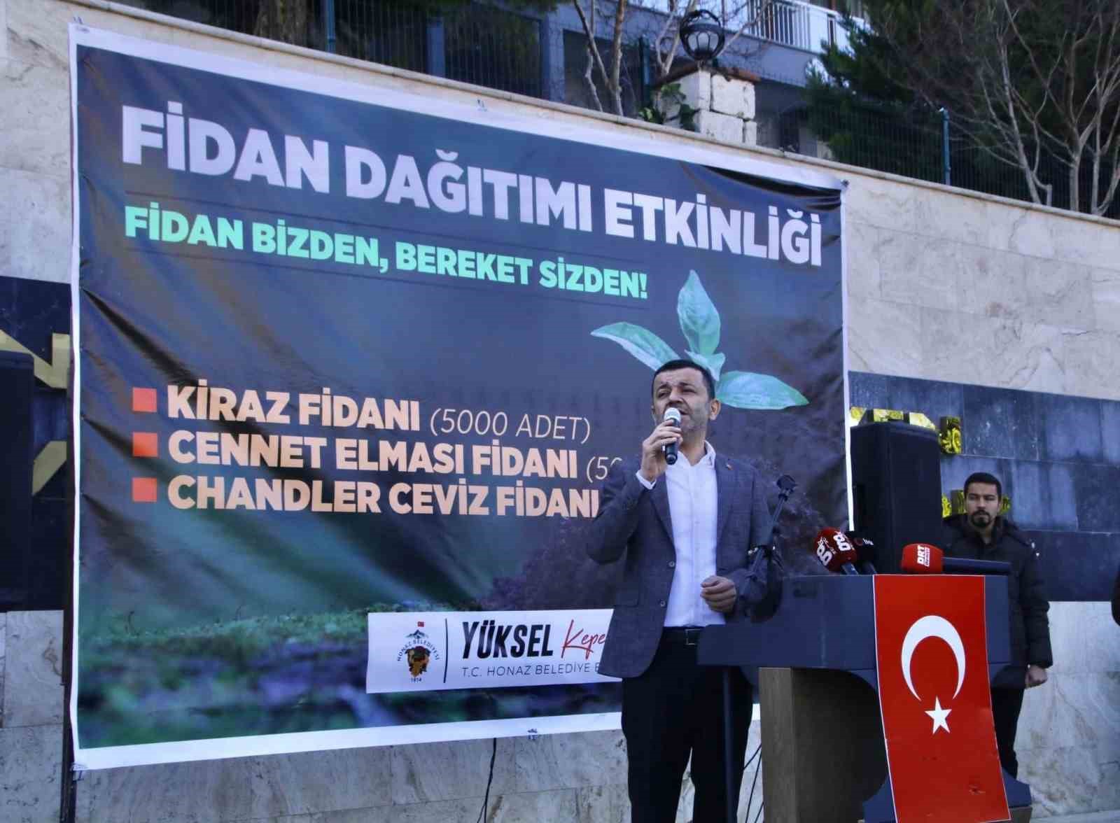 Honaz Belediyesinden üreticiye 15 bin fidan desteği
