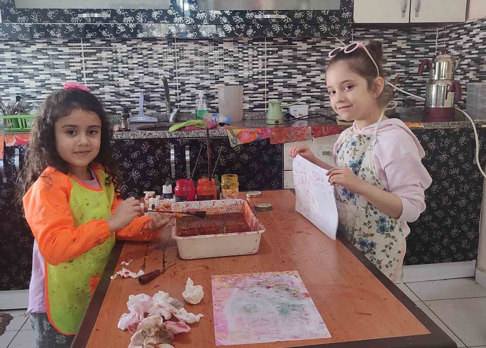 6 yaşında Ebru sanatına başladı