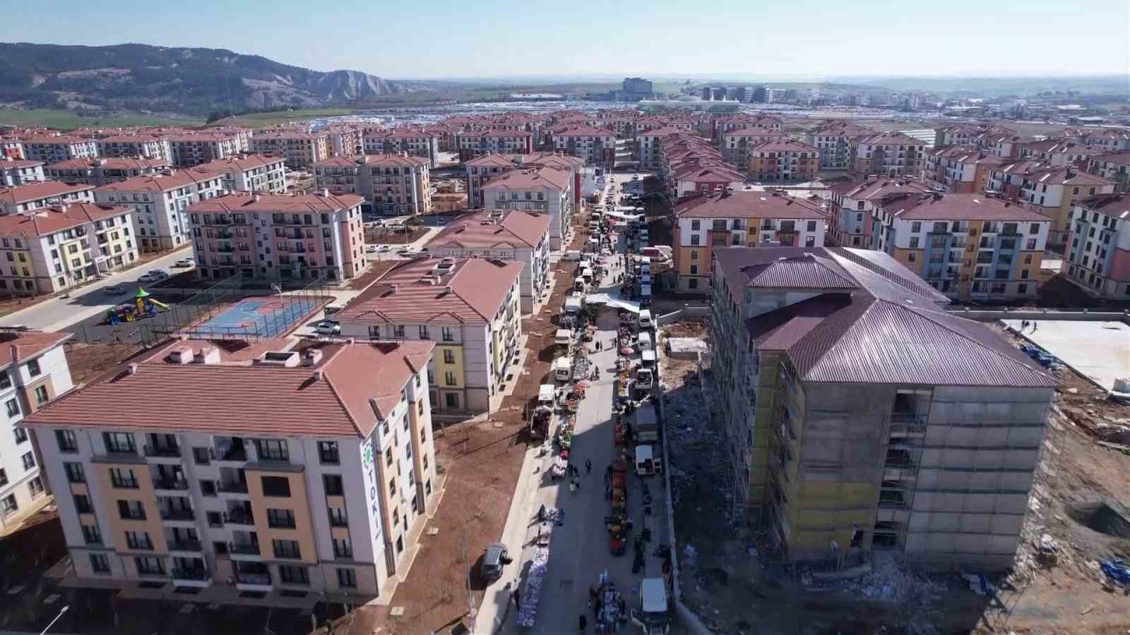 Konutlarda kalan depremzedeler için semt pazarı kuruldu
